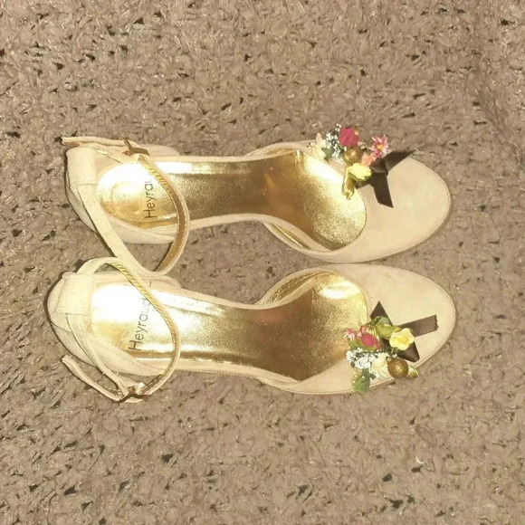 HEYRAUD 1921-Embellished Beige Suede-Flowers/Bells-Wedge-Sz 37-Excellent - Picture 6 of 7